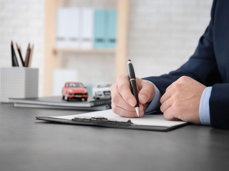 Kunde von Autohaus Bekemeier TOP Markenspezialist für Renault, Dacia, Kia unterzeichnet eine Neuwagen-Vollmacht.